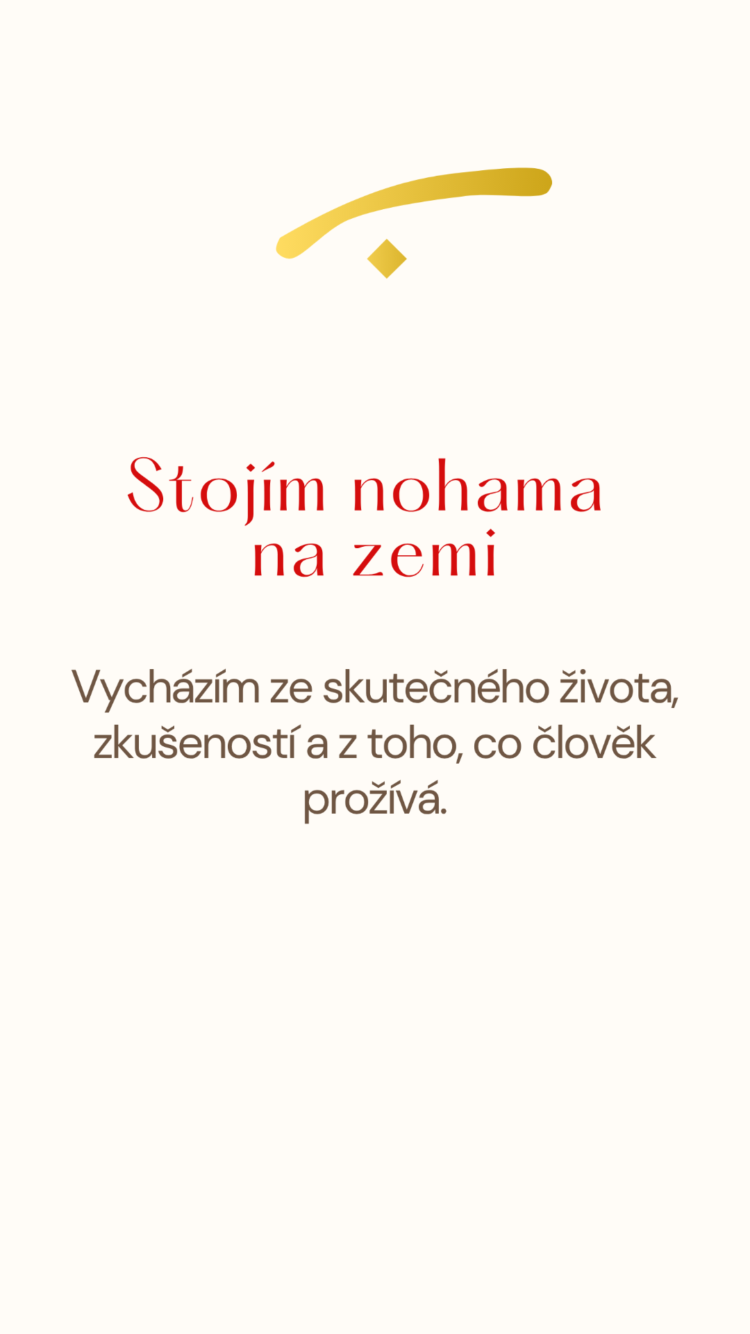 Minimalistický typografický design s červeným textem „Stojím nohama na zemi“ a hnědým citátem: Vycházím ze skutečného života, zkušeností a z toho, co člověk prožívá.