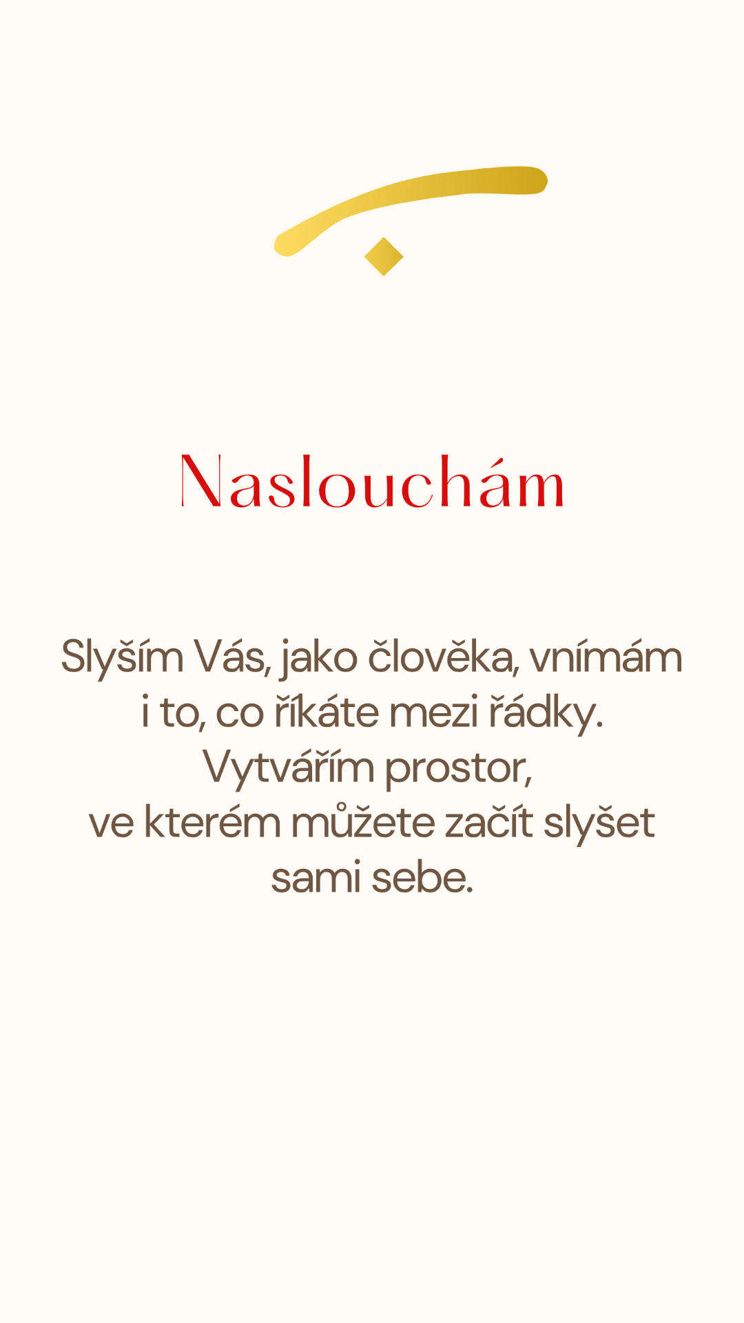 Grafický textový motiv s červeným „Naslouchám“ a hnědým textem: Slyším vás jako člověk, vnímám i to, co říkáte mezi řádky a vytvořím prostor, ve kterém můžete začít slyšet sami sebe.
